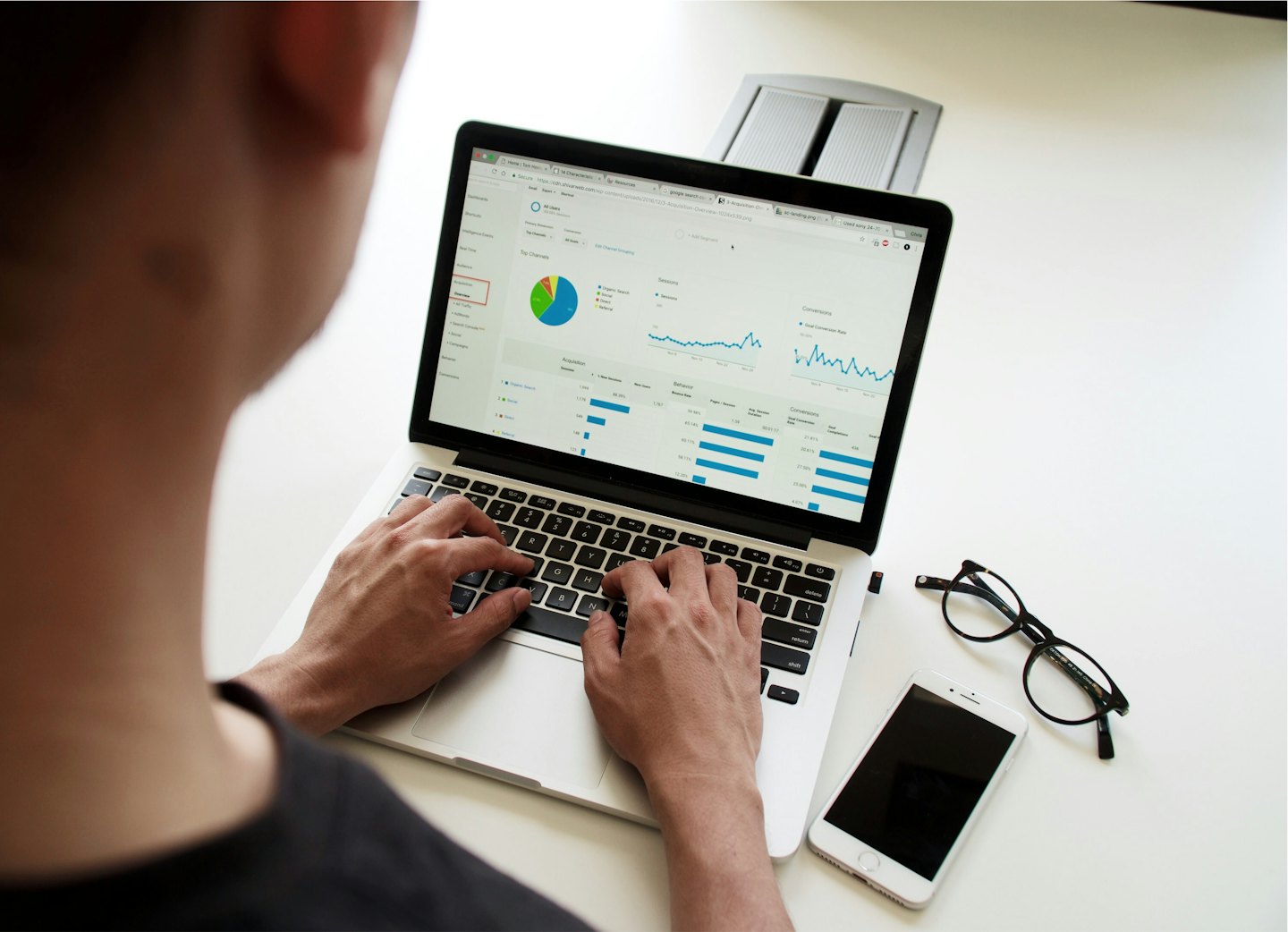 Person som skriver på en bærbar datamaskin med et dataanalyse-dashbord.