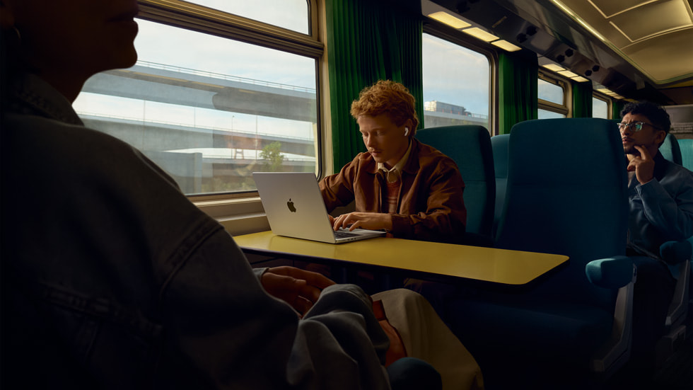 Person med AirPods Pro 3 på toget