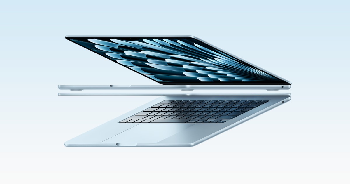 To MacBook Air i himmelblå, den ene åpen
