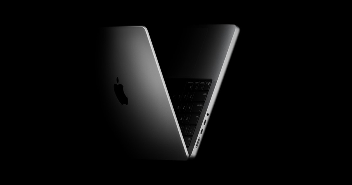MacBook Pro i stellarsvart sett fra siden mot svart bakgrunn