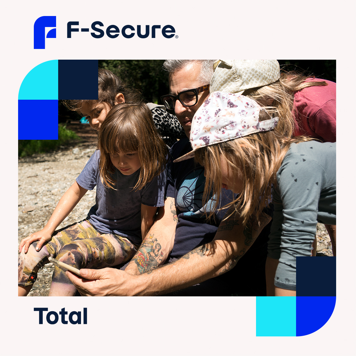 Familie som ser på en mobiltelefon sammen, F-Secure Total