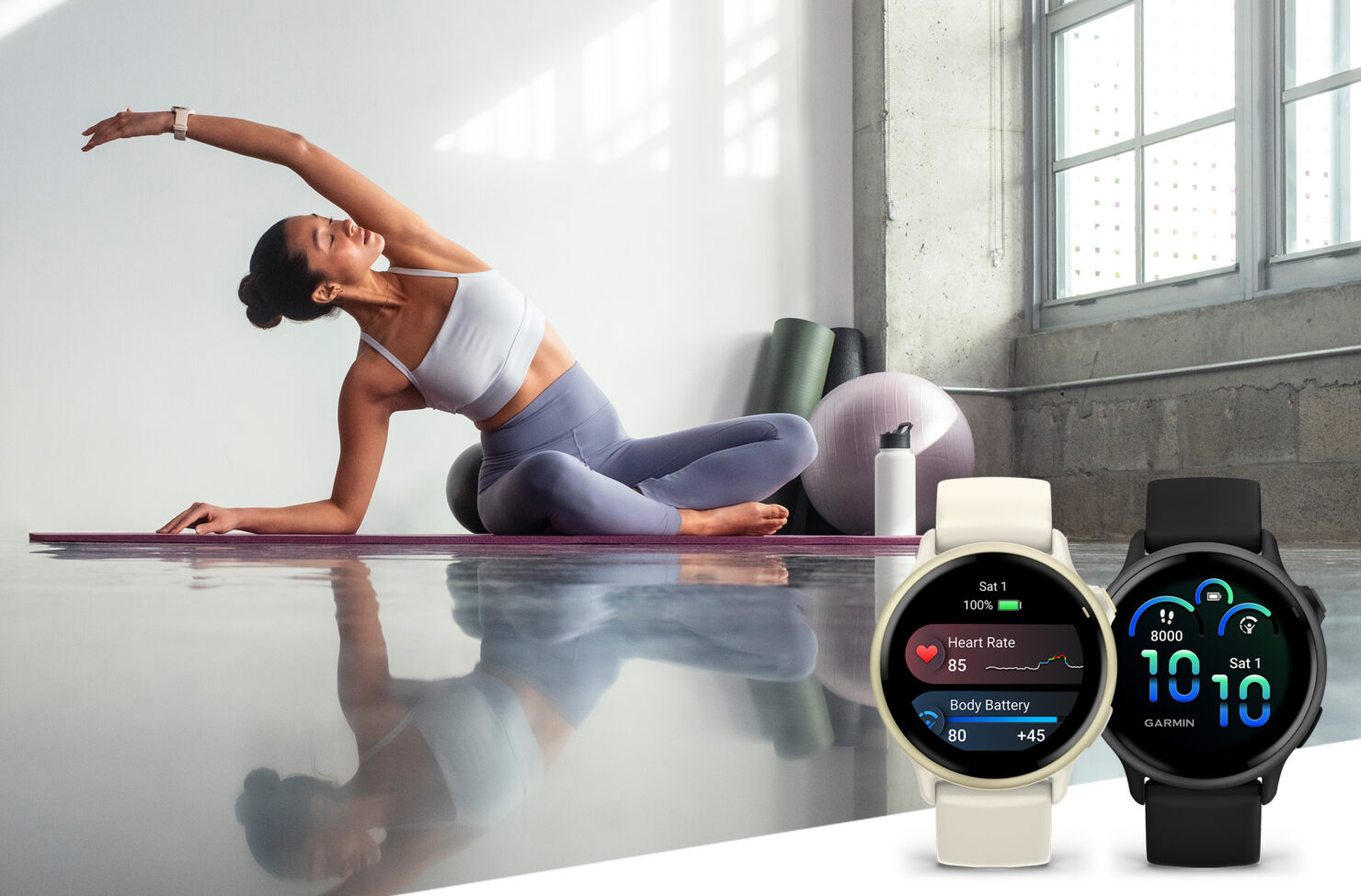 Kvinne som tøyer på en yogamatte, med Garmin Vivoactive 6 i forgrunnen