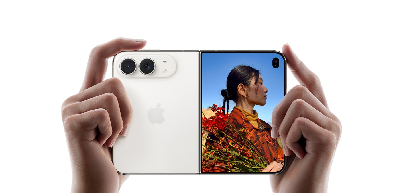 To hender holder en åpnet iPhone Duo i stjernehvit med kameraet synlig