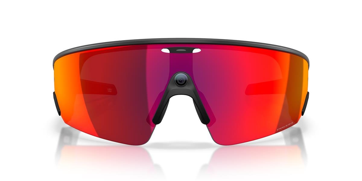 Oakley Meta Vanguard med rødt Prizm-glass og kamera midt på nesebroen